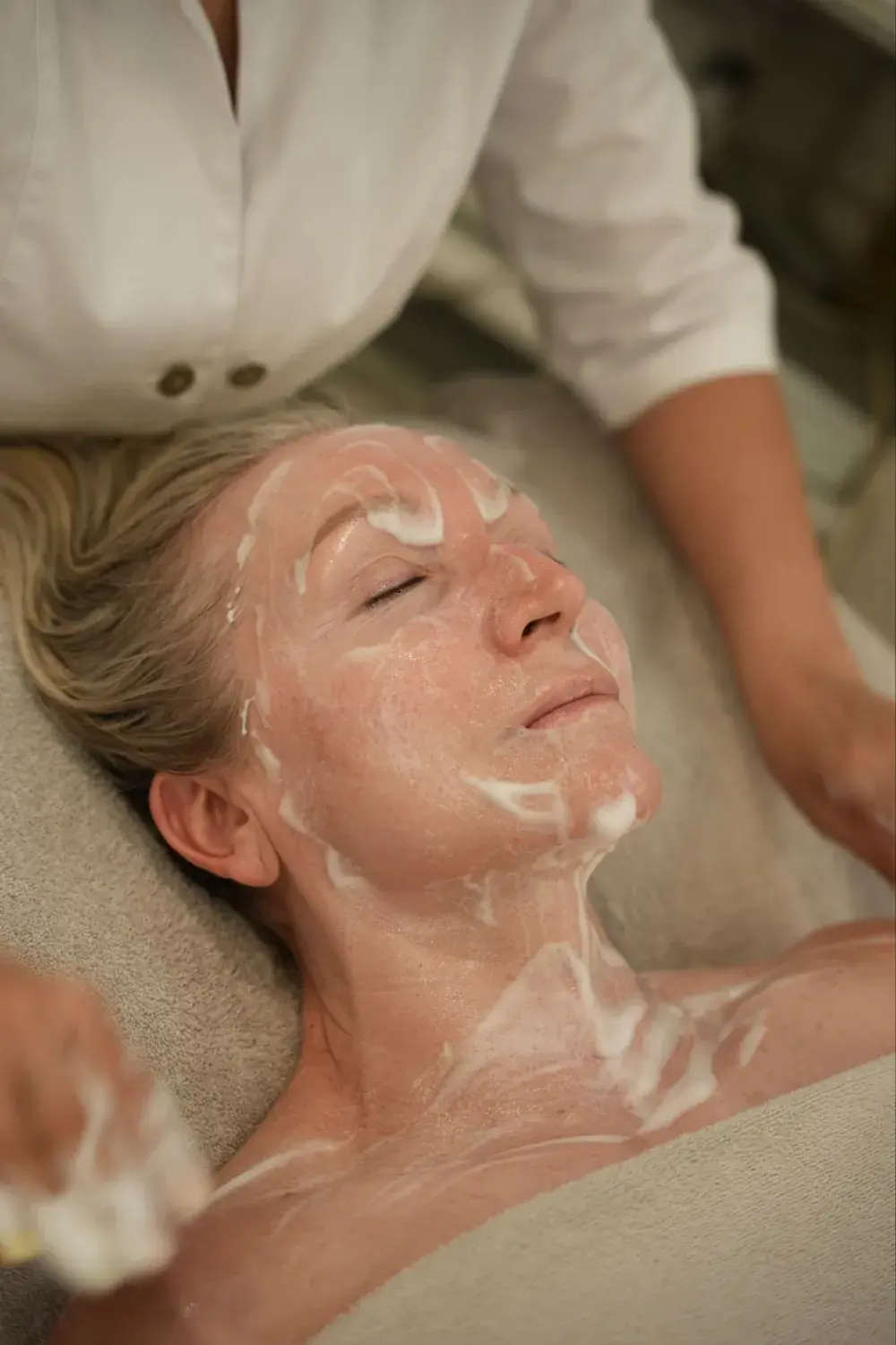 Oxygen-Treatment im House of Shido — Sauerstoffschaum wird mit dem Pinsel aufgetragen